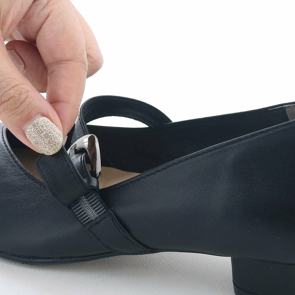 ベルトは裏ゴム仕様で外さず履けます