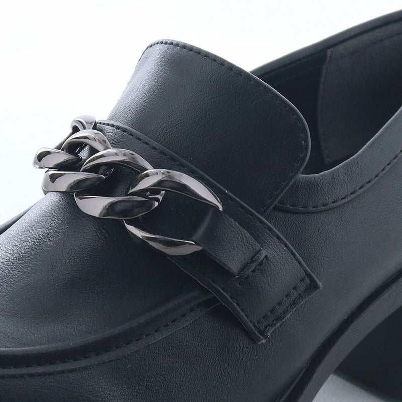 大ぶりの喜平チェーンがアクセントに