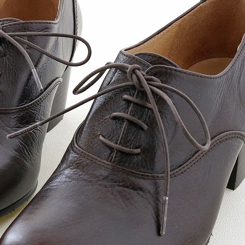 ひも部分は内羽根ですっきりまとまります