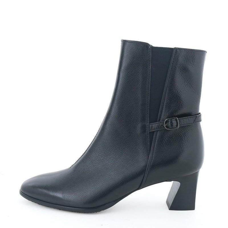 小さなベルトと繊細なパイピングがポイントのショートブーツ