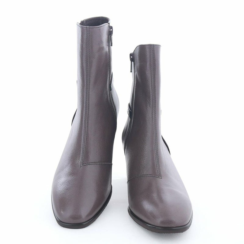 すっきりトゥラインで足元がきれいに見えるデザインです