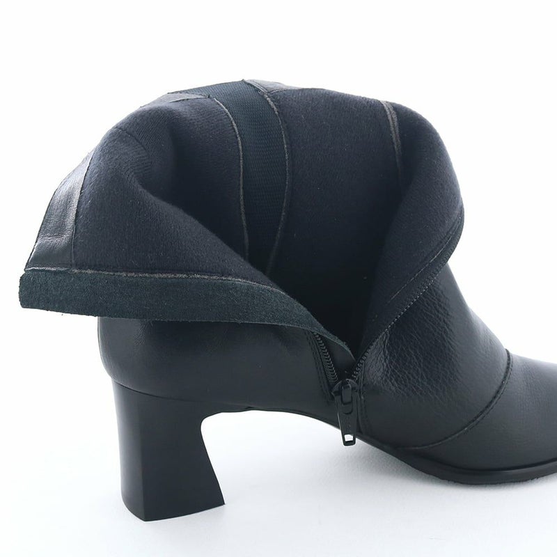 内部はふんわり。やわらかなライニングで足全体をやさしく包みます