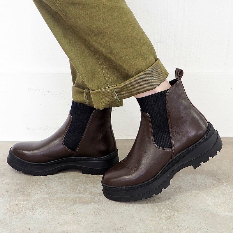 ダークブラウン