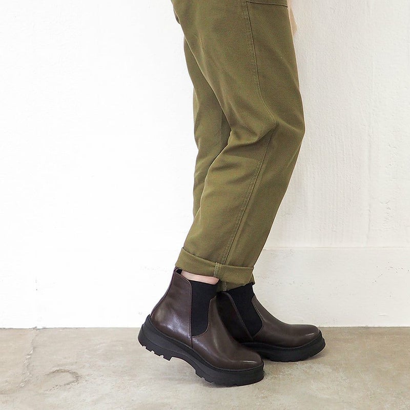 ダークブラウン