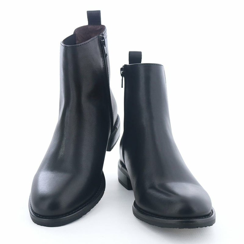 つま先のウイングチップを省いたことで、よりコーデに合わせやすくなりました