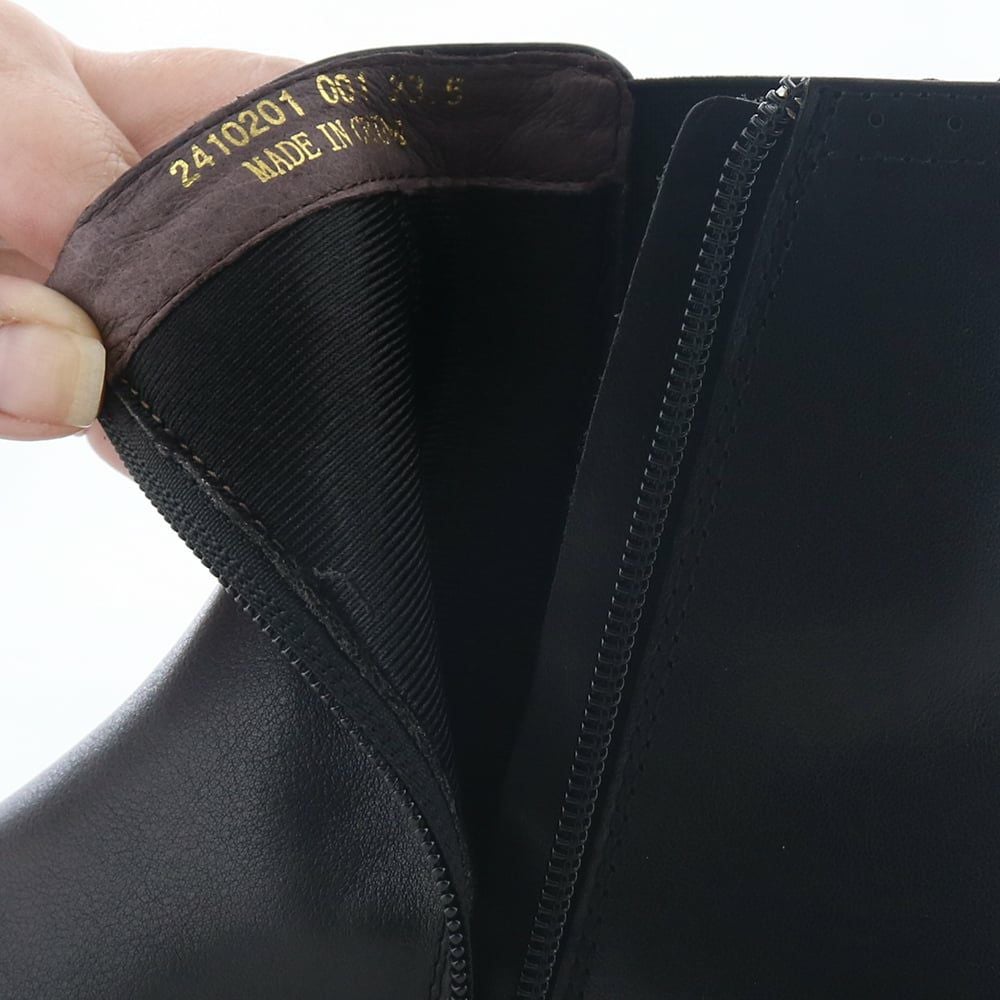 ライニングは足あたりの良いスポンジ生地を使用