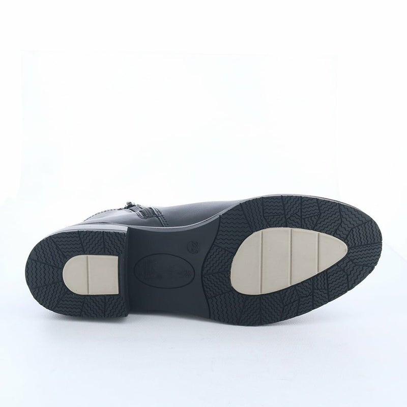 ソールは防滑仕様。滑りやすい床面でも安心