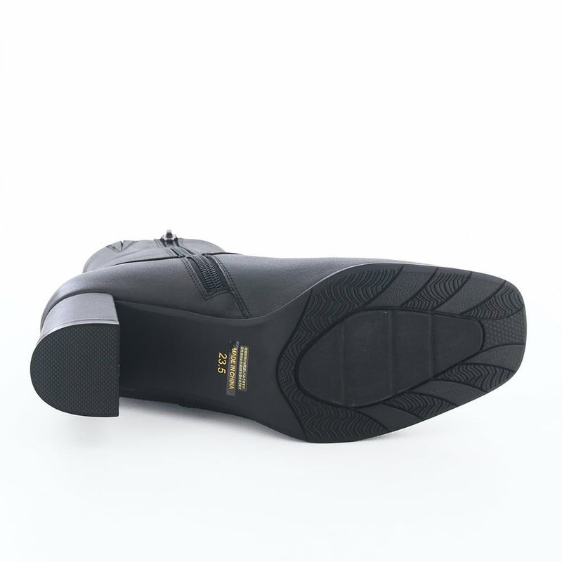 ソールは防滑仕様で濡れた床面も安心です