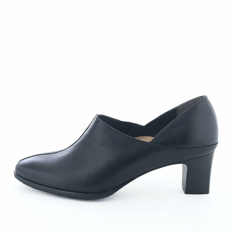 甲深デザインで履きやすいシューティータイプのパンプス