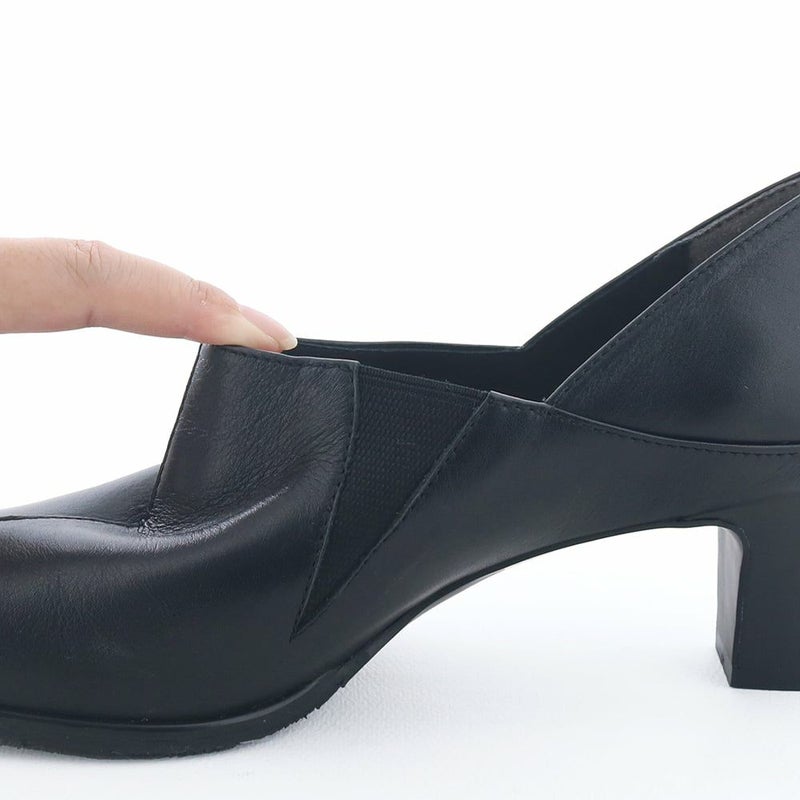 サイドのゴムが伸縮し履き口がワイドに広がります。足入れもスムーズ