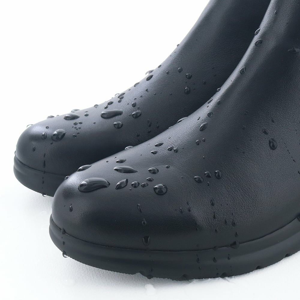アッパーは撥水加工で天候を気にせず履けるのも嬉しい