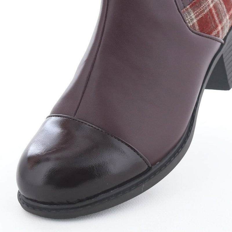 光沢感あるトゥキャップも足元のアクセントに