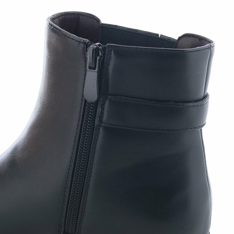 ファスナーの持ち手が大きく開閉しやすいのも嬉しい