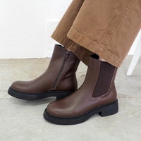 ダークブラウン