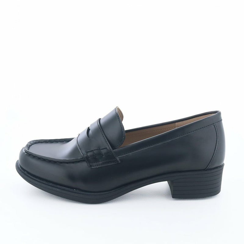 ベーシックなデザインで季節やシーンを問わず活躍するコインローファー