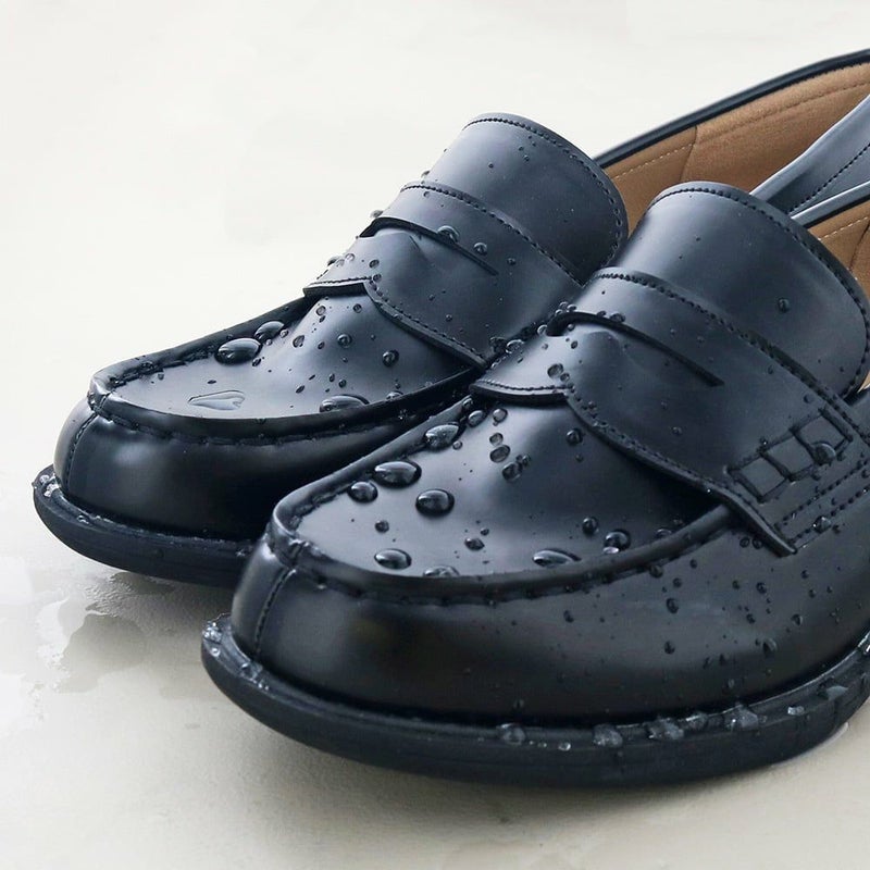 アッパーは撥水加工。また防水テープを使用しています