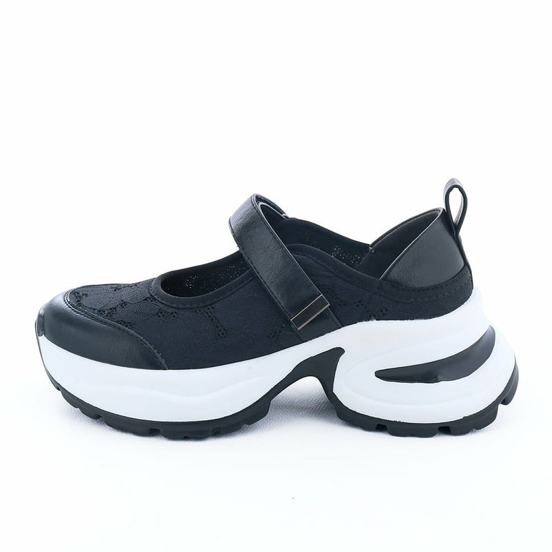 個性的なフォルムでコーデの主役になる厚底スニーカー