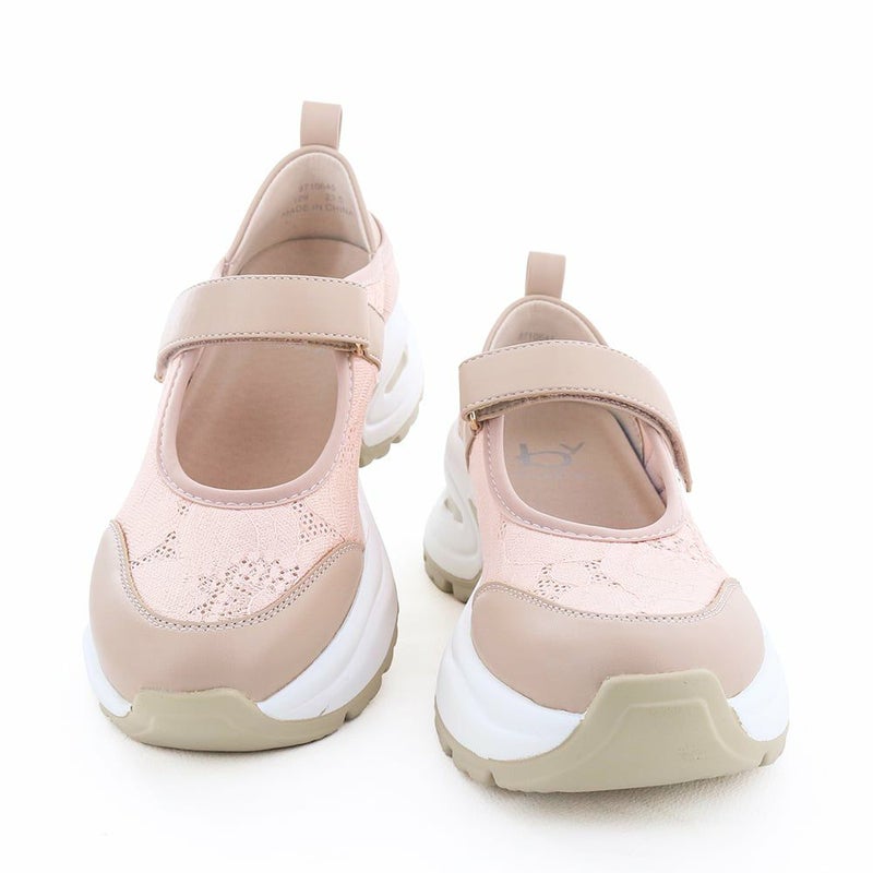 レースやリボンなどガーリー要素を詰め込んだ一足です