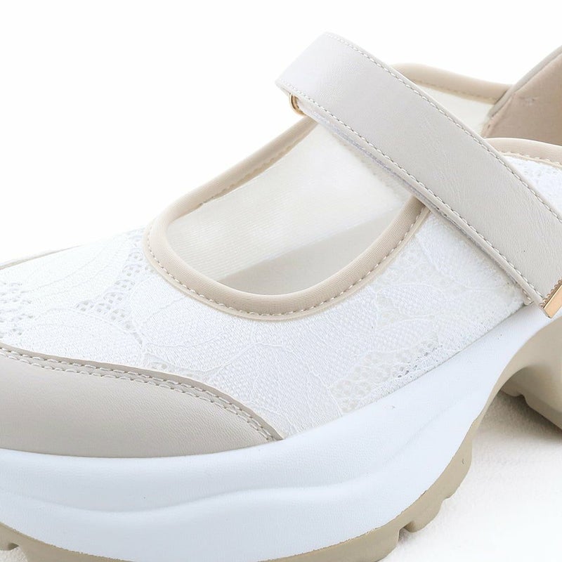 アッパーはほんのり透け感のあるレース生地で涼し気に