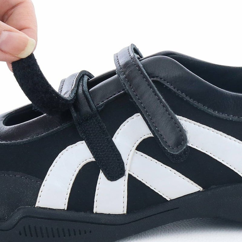 ストラップは面ファスナーで着脱しやすくなっています