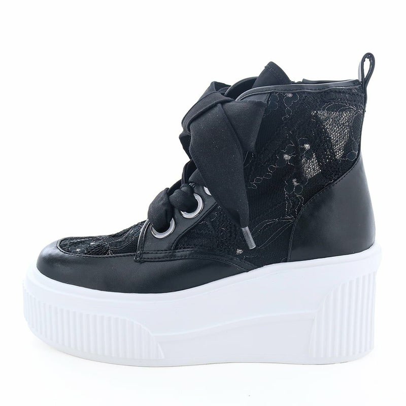 昨年の人気モデルがソールを変更してリニューアル。より履きやすく進化しました