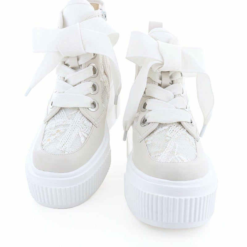 レースやリボンなどガーリーな要素を詰め込んだ、甘さいっぱいの一足