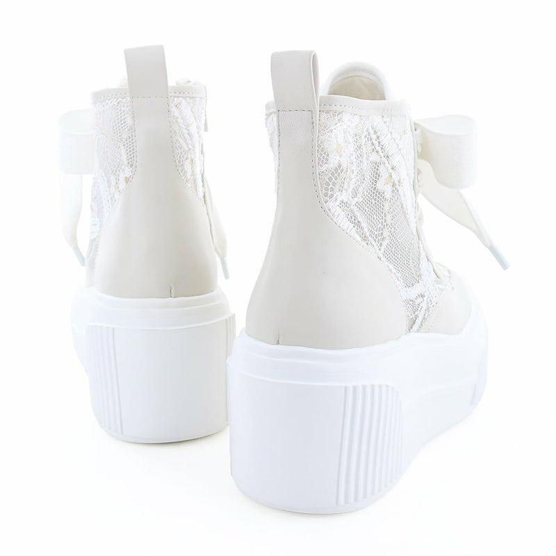 可愛いだけじゃなく、履き心地の良さもポイント。軽量ソールで軽やかに歩けます