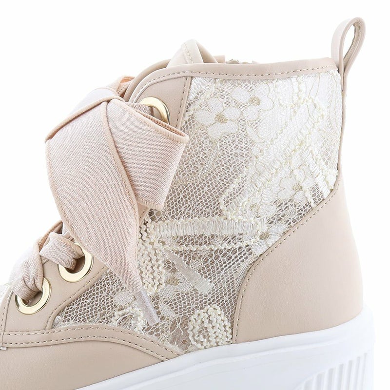 透け感たっぷりなレースが涼し気。ソックスコーデも映えるデザインです