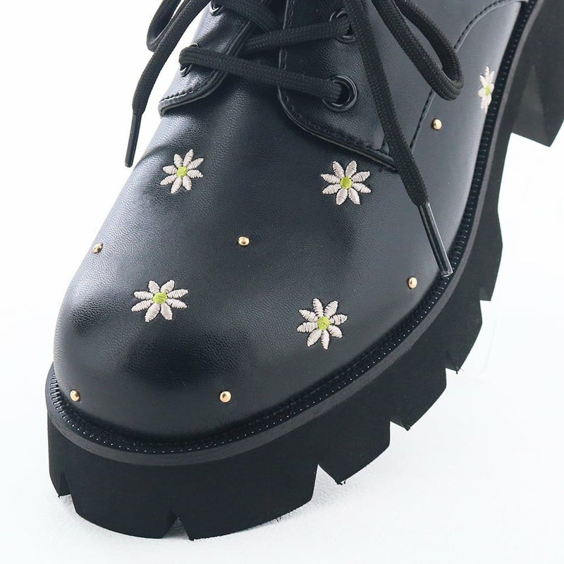 ピンクベージュ×グリーンの花柄にゴールドのスタッズがアクセント（ブラックコンビ）