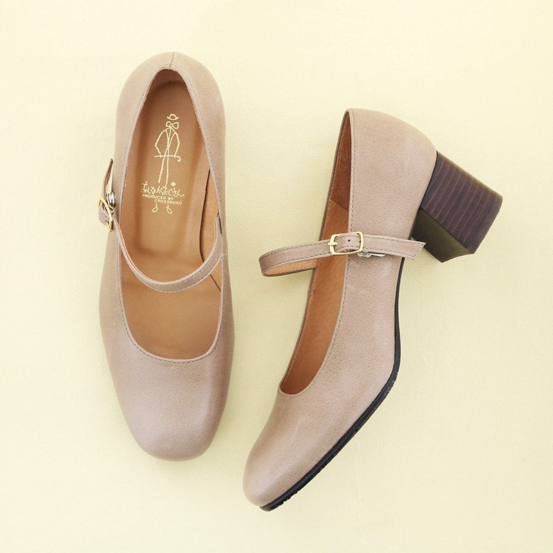 グレージュは落ち着いたトーンで肌馴染みのよいカラー