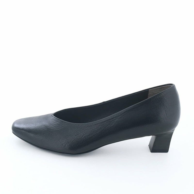 ソフトレザーを使用したやわらかなレザーパンプス