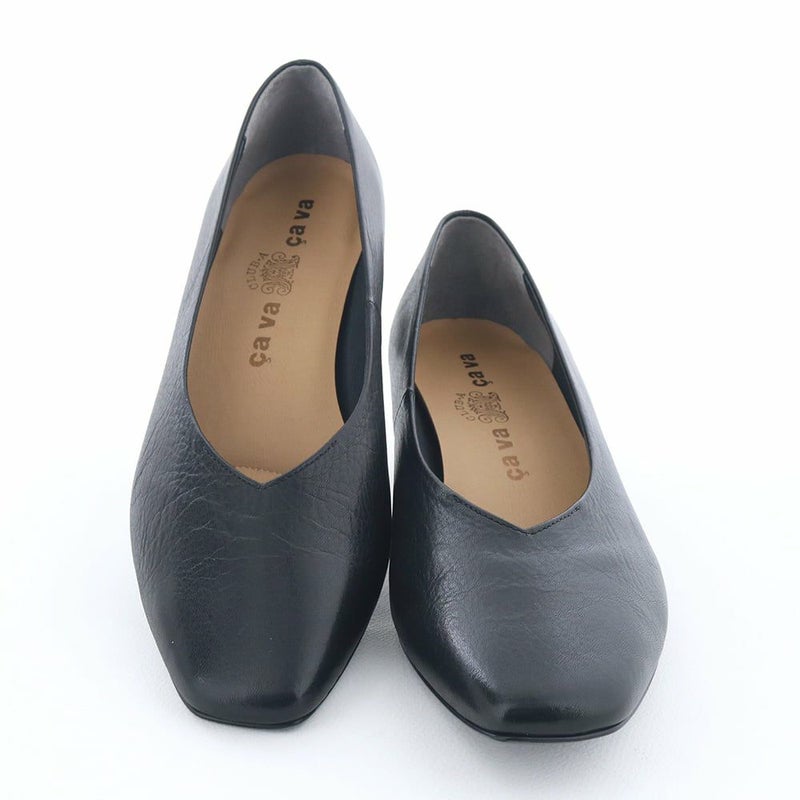 シンプルなデザインでオフィスやフォーマルシーンでも活躍する一足