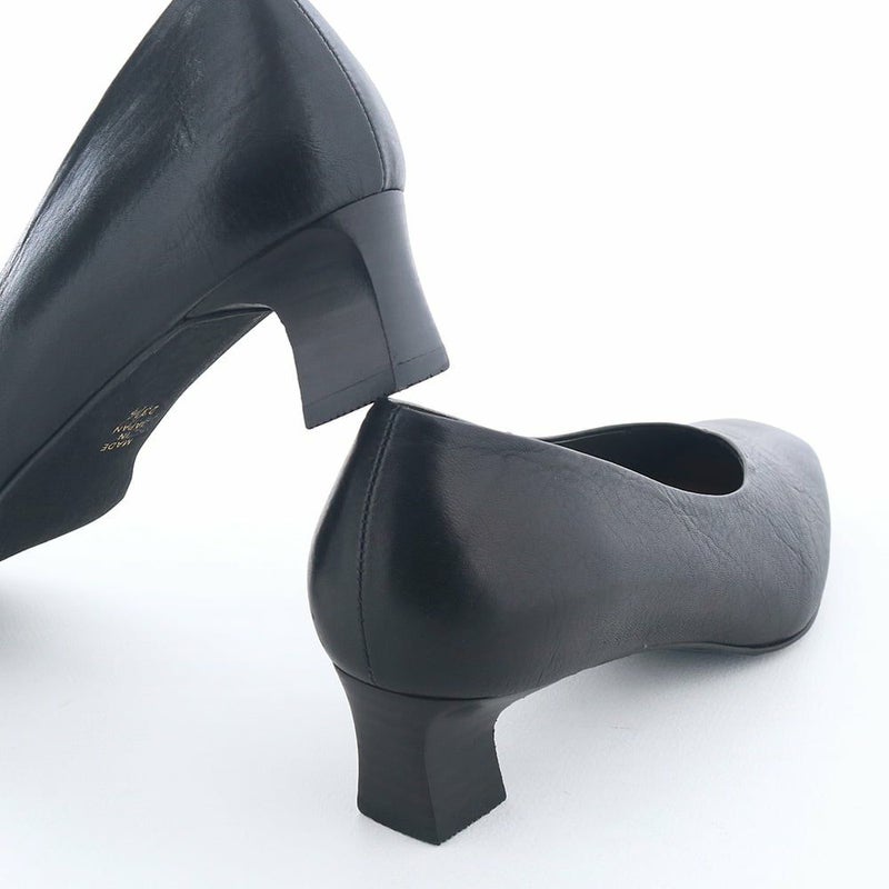 きゅっとくびれたヒールがさり気ないアクセントに