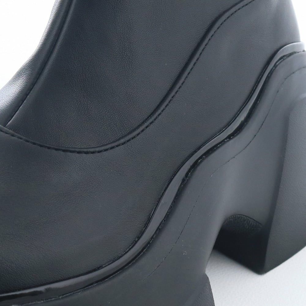 マットな質感に光沢感のあるパイピングがアクセント