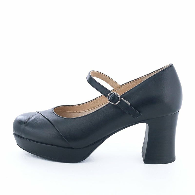 ほんのりレトロなフォルムがポイントのストラップパンプス