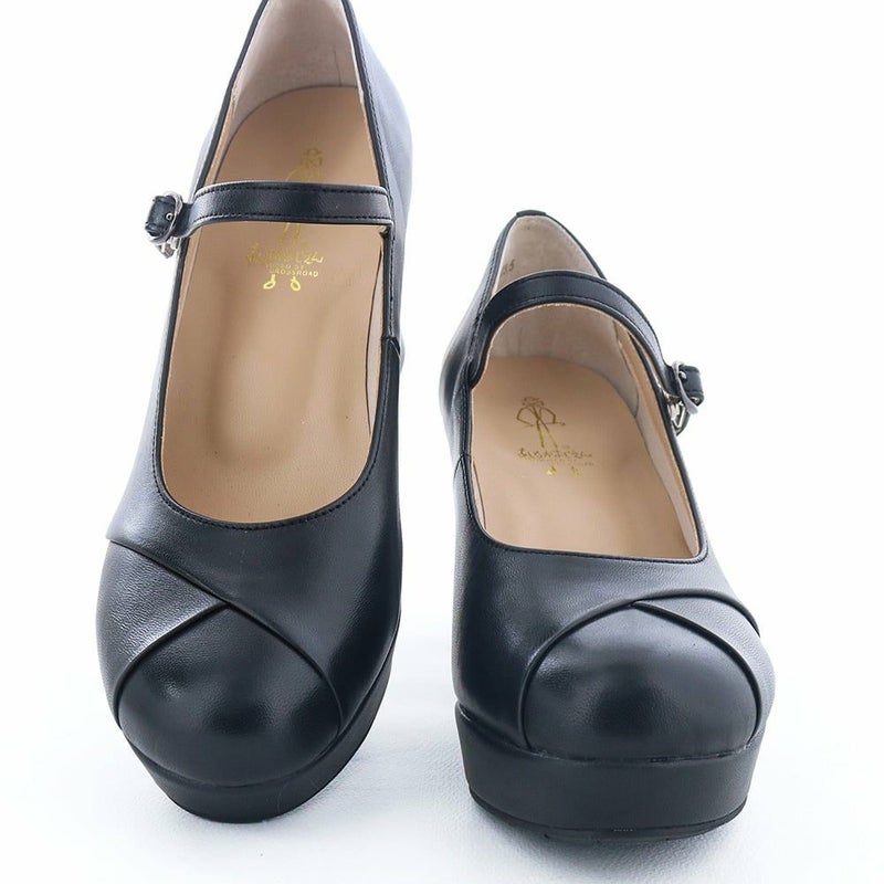 華美な装飾を避け、シンプルに。オンオフ問わず履けるデザインです