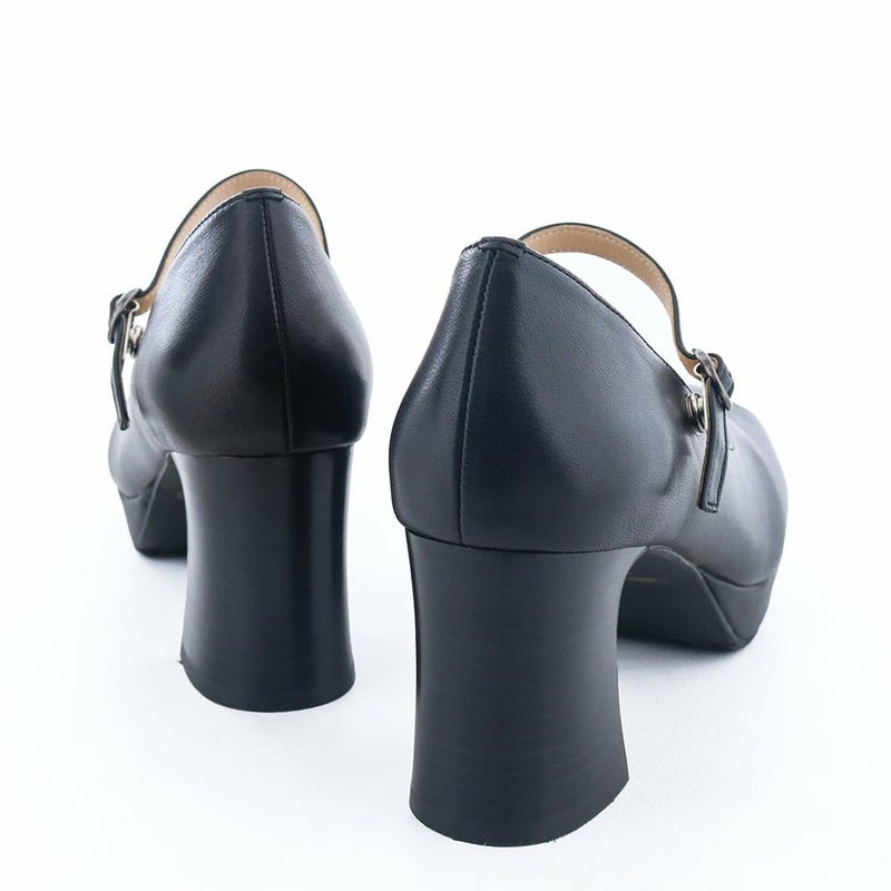 しっかりスタイルアップしながらも履きやすさも確保。毎日使いにちょうどいい一足です