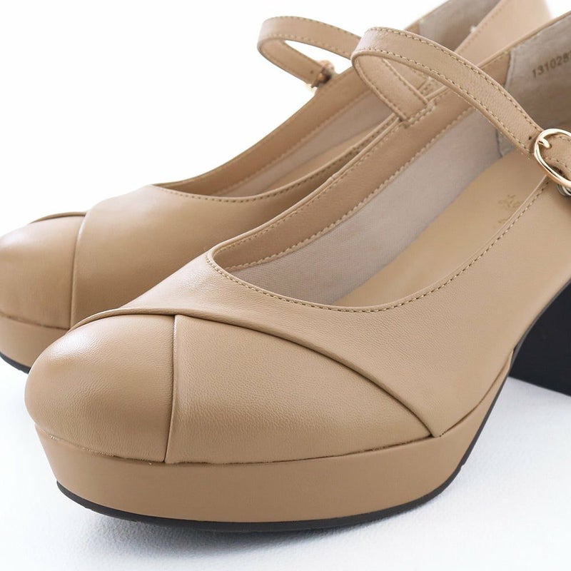 つま先の切り替えデザインがさり気ないアクセント