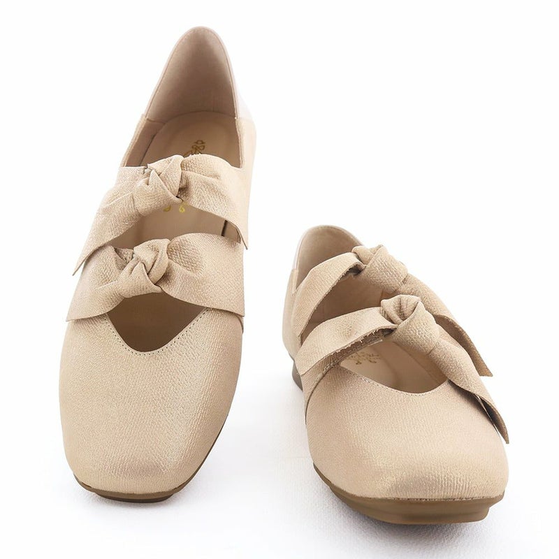 あしながおじさんのロングセラー「リボンバブーシュ」と同じ木型・ソールを使用した新デザインです