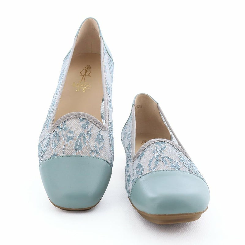 あしながおじさんのロングセラー「リボンバブーシュ」と同じ木型・ソールを使用した新デザインです