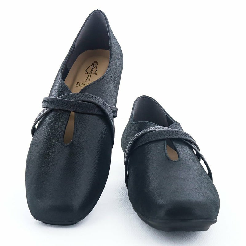 あしながおじさんのロングセラー「リボンバブーシュ」と同じ木型・ソールを使用した新デザインです