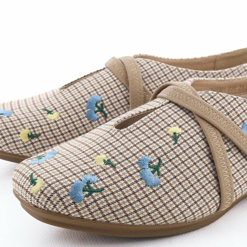 春らしい小花の刺しゅうが目を惹きます（ベージュコンビ）