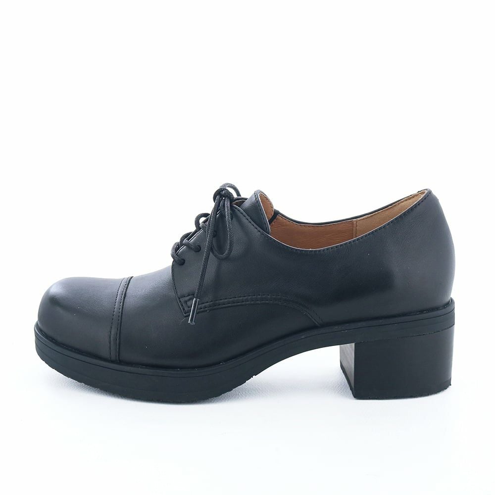 ほんのりレトロな佇まいのレースアップマニッシュ