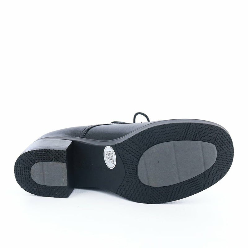 ソールは防滑で滑りやすい路面も安心です