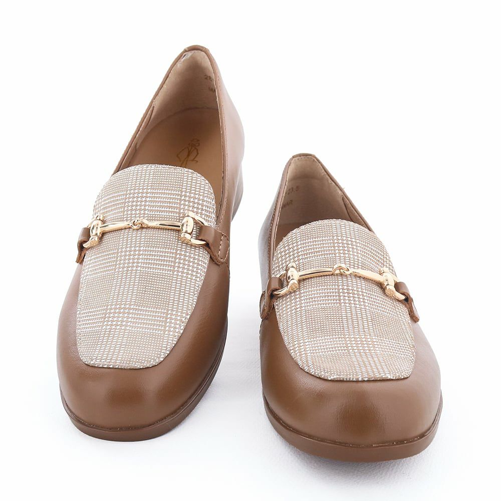 トラッドなビットパーツが足元に適度なメリハリを生み出します