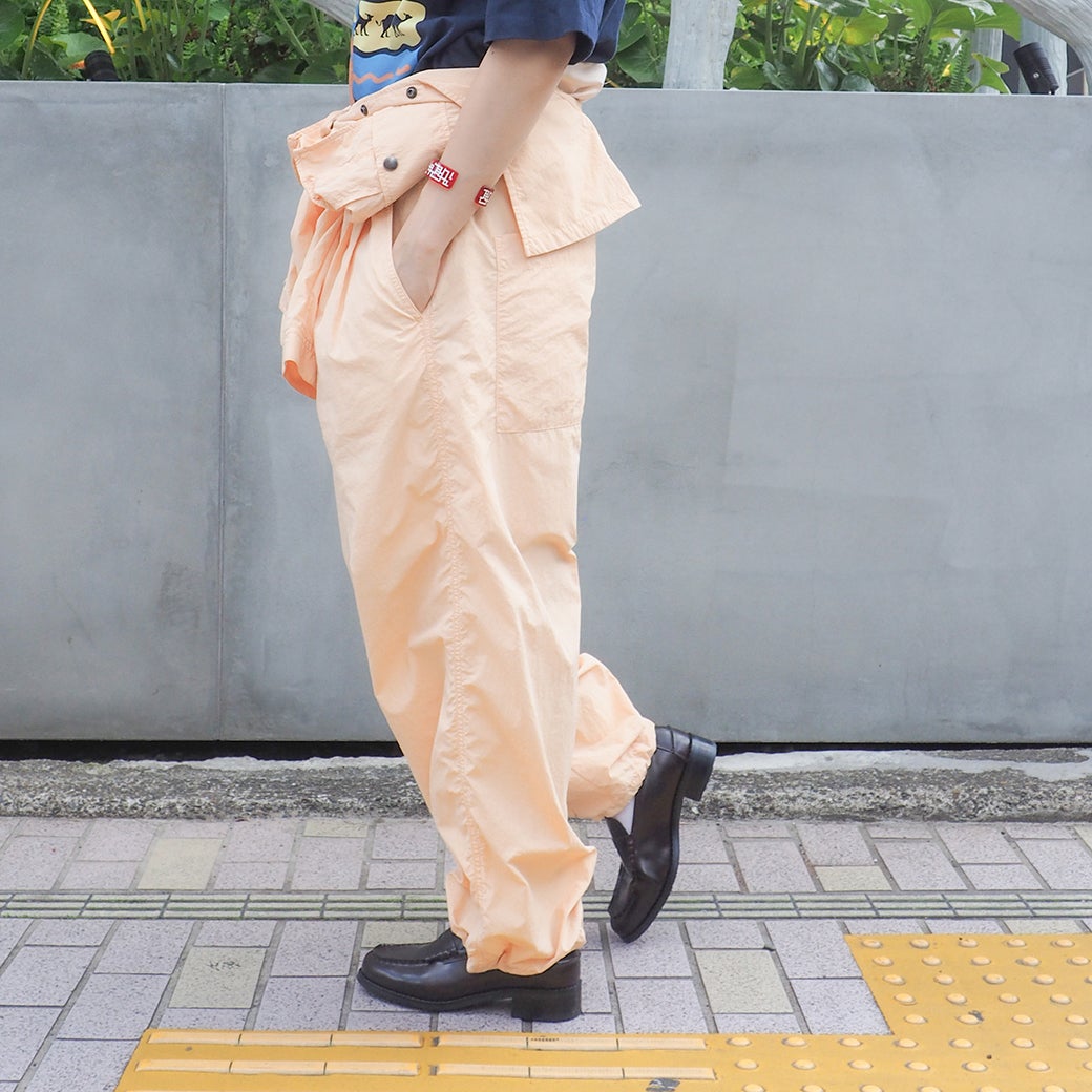ダークブラウン