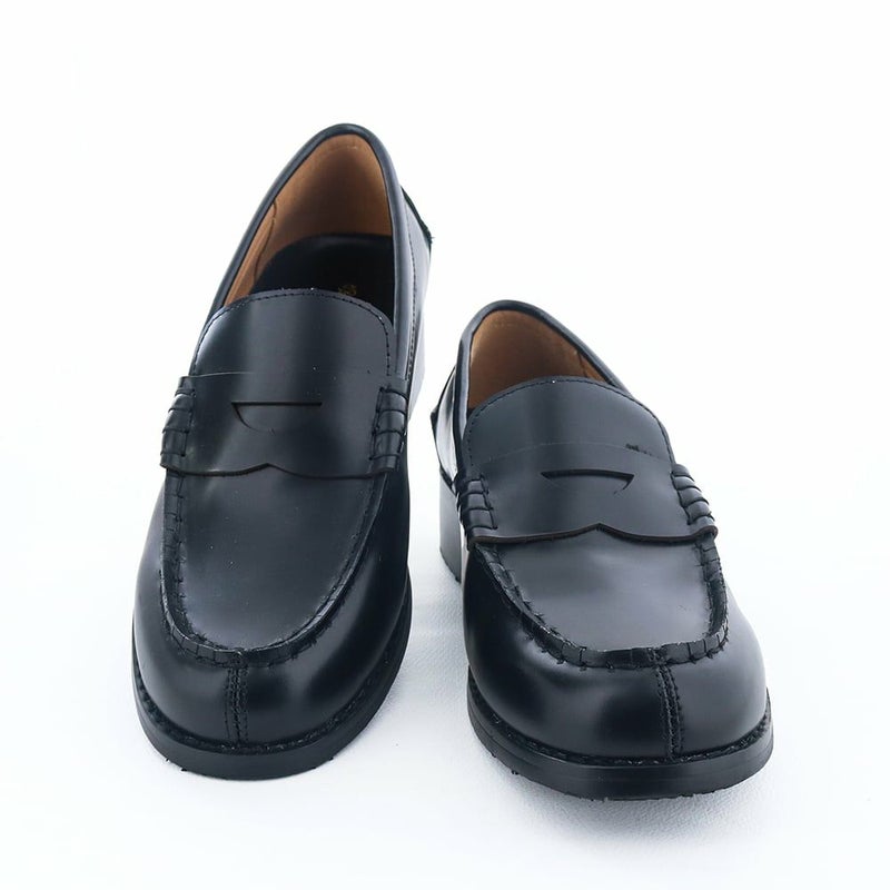 艶やかなガラスレザーを採用し、足元からクラス感を演出する本格的な佇まい