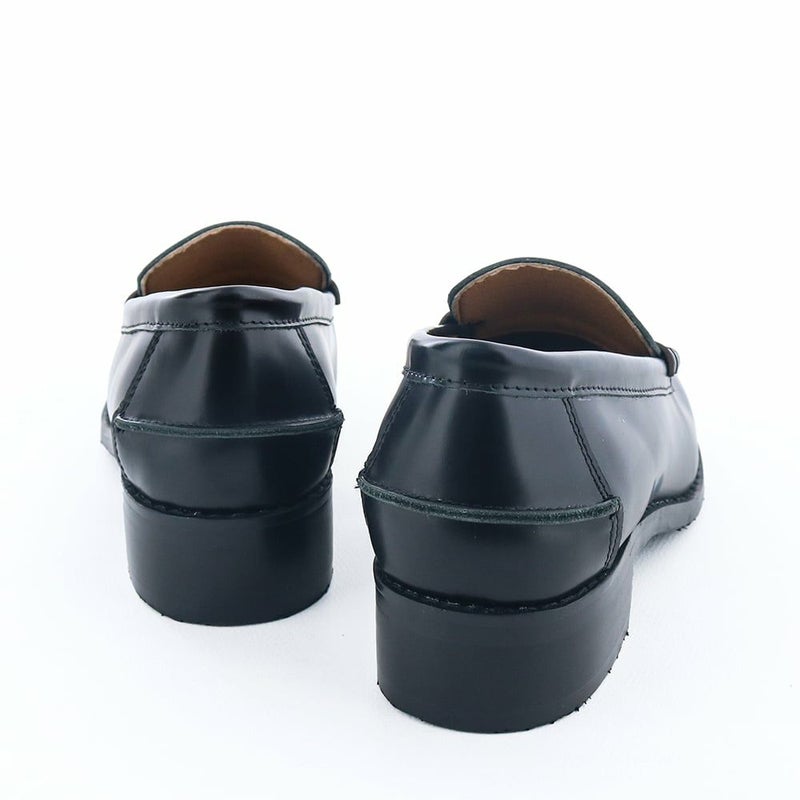 履くほどに足に馴染んでいくのは本革ならでは。時間をかけて自分だけの一足に