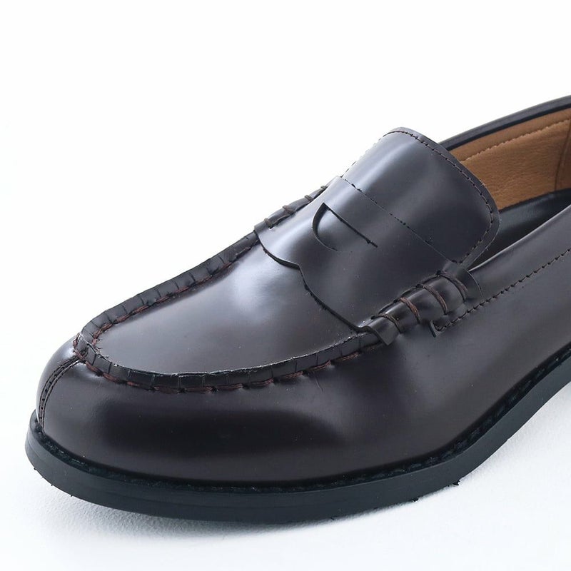 艶やかなガラスレザーを採用。足元からクラス感を演出する本格的な佇まい