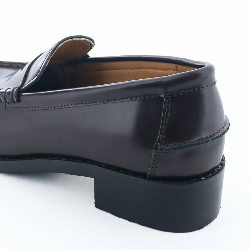 クラフトマンシップあふれるステッチワークもデザインのポイントです